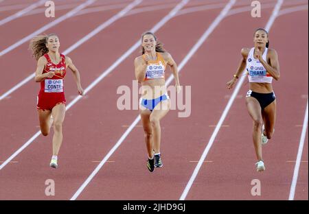 EUGENE - Emma Oosterwegel et Nafissatou Thiam (bel) en action pendant l'heptathlon 200m lors du troisième jour des Championnats du monde d'athlétisme au stade Hayward Field. ANP ROBIN VAN LONKHUIJSEN Banque D'Images