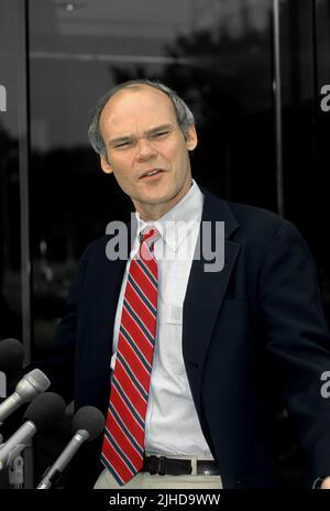 WASHINGTON DC - 1992 James Carville le stratège en chef du gouverneur de l’Arkansas, Bill Clinton, a mené avec succès des entretiens de campagne présidentielle de 1992 avec des reporters devant l’entrée principale du studio NBC après son apparition dimanche matin sur « rencontrez la presse » Banque D'Images