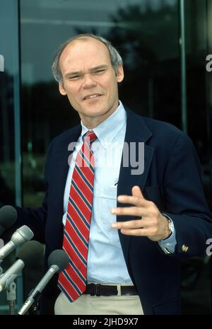 WASHINGTON DC - 1992 James Carville le stratège en chef du gouverneur de l’Arkansas, Bill Clinton, a mené avec succès des entretiens de campagne présidentielle de 1992 avec des reporters devant l’entrée principale du studio NBC après son apparition dimanche matin sur « rencontrez la presse » Banque D'Images