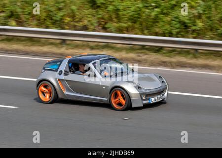 2003 Silver SMART Roadster coupé 80 AUTO RHD 80BHP 698cc essence 6 vitesses sur l'autoroute M6, Manchester, Royaume-Uni Banque D'Images