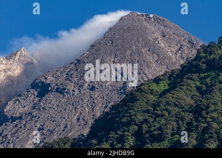 Gros plan sur le cratère du Mont Merapi, qui est légèrement couvert de brouillard, ce cratère est très actif dans la coulée de lave et la libération de nuages chauds Banque D'Images