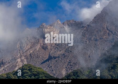 Gros plan sur le cratère du Mont Merapi, qui est légèrement couvert de brouillard, ce cratère est très actif dans la coulée de lave et la libération de nuages chauds Banque D'Images