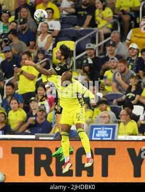 Nashville, États-Unis. 17 juillet 2022: Le milieu de terrain du FC de Los Angeles Ryan Hollingshead (24) dirige le ballon sur Nashville SC avant Teal Bunbury (12) pendant la deuxième moitié d'un jeu MLS entre le FC de Los Angeles et Nashville SC au parc Geodis à Nashville TN Steve Roberts/CSM crédit: CAL Sport Media/Alay Live News Banque D'Images