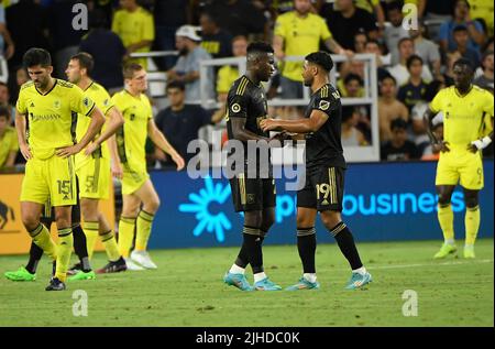 Nashville, États-Unis. 17 juillet 2022 : Ismael Tabouri, milieu de terrain du FC Los Angeles (19) et Ryan Hollingshead, milieu de terrain du FC Los Angeles (24) célèbrent la victoire contre le SC Nashville lors de la deuxième moitié d'un match de MLS entre le FC Los Angeles et le SC Nashville au parc Geodis à Nashville TN Steve Roberts/CSM crédit : CAL Sport Media/Alamy Live News Banque D'Images