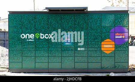 Gdansk, POLOGNE Mai 2022: InPost Paczkomat service de livraison. Boîte à colis électronique intelligente en acier, boîtes aux lettres automatiques. Machine de collecte de colis casier de colis des compagnies de shopping Allegro Smart et OLX de Pologne Banque D'Images