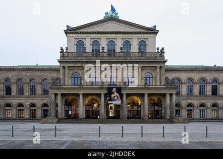 Détail architectural du lieu du Staatsoper Hannover (Opéra d'Etat de Hanovre), un théâtre construit dans le style classique en 1852 et reconstruit en 1948 Banque D'Images