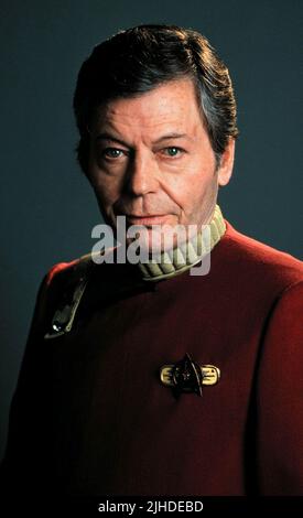 DEFOREST KELLY COMME DR MCCOY, STAR TREK V : The Final Frontier, 1989 Banque D'Images