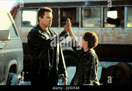 ARNOLD SCHWARZENEGGER, EDWARD FURLONG, Terminator 2 : JUDGMENT DAY, 1991 Banque D'Images