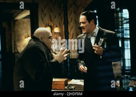 CHRISTOPHER LLOYD, RAUL JULIA, LES VALEURS DE LA FAMILLE ADDAMS, 1993 Banque D'Images