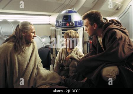 LIAM NEESON, R2-D2, JAKE LLOYD, EWAN MCGREGOR, Star Wars : Episode I - LA MENACE FANTÔME, 1999 Banque D'Images