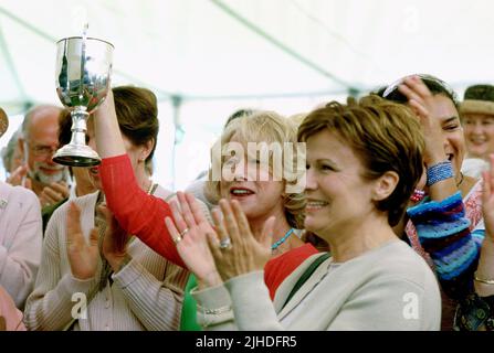 HELEN MIRREN, JULIE WALTERS, Calendar Girls, 2003 Banque D'Images