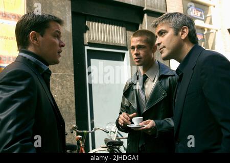 MATT DAMON, BRAD PITT, GEORGE CLOONEY, OCEAN'S 12, 2004 Banque D'Images