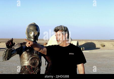 ANTHONY DANIELS COMME C-3PO, GEORGE LUCAS, Star Wars : Episode II - L'ATTAQUE DES CLONES, 2002 Banque D'Images