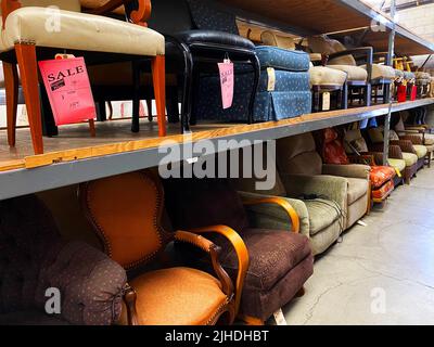 Étagères de chaises et fauteuils inclinables dans un magasin de meubles Banque D'Images