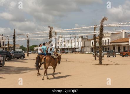 Cavaliers sur les rues sablonneuses d'El Rocío, Andalousie, Espagne Banque D'Images