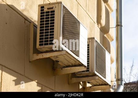 deux unités de climatiseurs extérieurs pour la dissipation de la chaleur sont accrochées au mur à l'extérieur du bâtiment Banque D'Images