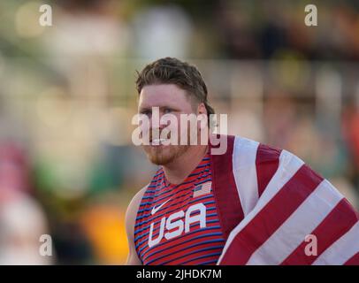 Eugene, États-Unis. 17th juillet 2022. Ryan Crouser, des États-Unis, célèbre après la finale du tir masculin aux Championnats du monde d'athlétisme Oregon22 à Eugene, Oregon, États-Unis, 17 juillet 2022. Crédit : Wu Xiaoling/Xinhua/Alay Live News Banque D'Images