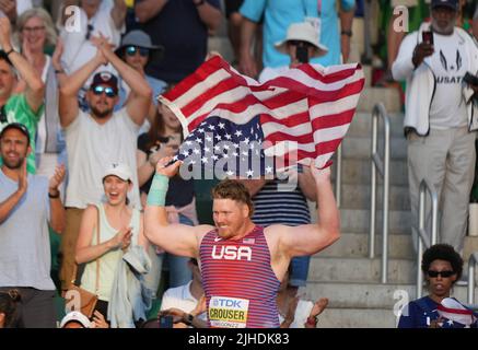 Eugene, États-Unis. 17th juillet 2022. Ryan Crouser, des États-Unis, célèbre après la finale du tir masculin aux Championnats du monde d'athlétisme Oregon22 à Eugene, Oregon, États-Unis, 17 juillet 2022. Crédit : Wu Xiaoling/Xinhua/Alay Live News Banque D'Images