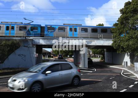 Le pont de l'avenue Woodville, avec train qui le traverse tandis que les voitures passent en dessous Banque D'Images