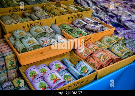 Nice, France - 25 mai 2022: Sélection d'épices comme l'origan, le basilic, le thym et les herbes de provence dans un marché agricole cours Saleya dans la vieille ville Banque D'Images