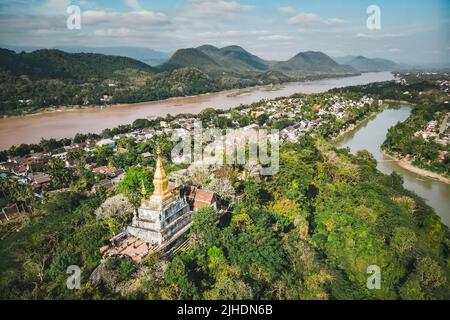 Laos Luang Prang Vue. Le Mont Phousi. En Asie du sud-est, vue de la ville et la campagne environnante. la pagode d'or de Wat Chom Si sur le sommet de la montagne de Phou Banque D'Images