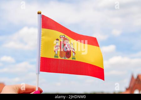 Gros plan du drapeau national espagnol jaune et rouge, drapeau de la main Banque D'Images