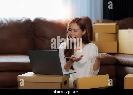 Portrait de démarrage de petites entreprises propriétaires de PME femmes entrepreneurs travaillant au bureau à domicile. Achats en ligne, vente, promotion. Banque D'Images