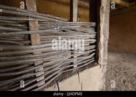 Cloison en osier faite de brindilles dans une vieille maison. Banque D'Images