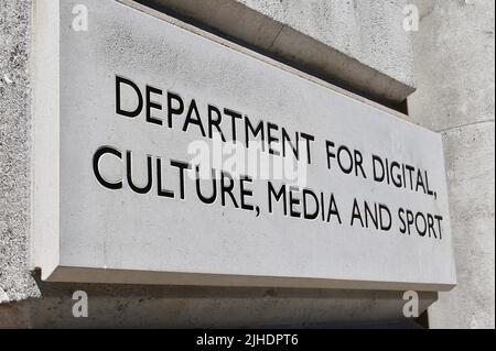 Department for Digital, Culture, Media and Sport Sign, Whitehall, Londres. ROYAUME-UNI Banque D'Images