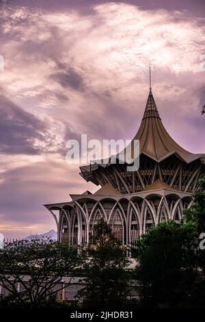 Un cliché vertical de l'édifice de l'Assemblée législative de l'État du Nouveau Sarawak au coucher du soleil, à Kuching, en Malaisie Banque D'Images