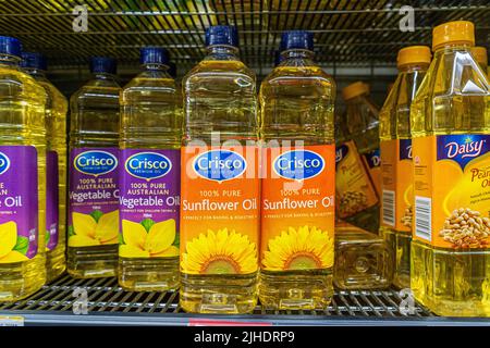 18 juillet 2022 : huiles de tournesol et de cuisine en vente dans un supermarché, Adélaïde, Australie Banque D'Images