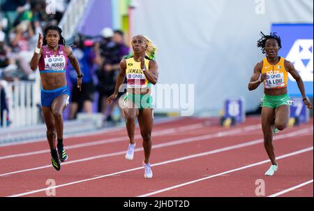 Eugene, États-Unis. 17th juillet 2022. Shelly-Ann Fraser-Pryce (C) de la Jamaïque pousse avec Aleia Hobbs (L) des États-Unis et Marie-José Ta Lou de la Côte d'Ivoire lors de la finale féminine de 100m aux Championnats du monde d'athlétisme Oregon22 à Eugene, Oregon, États-Unis, 17 juillet 2022. Crédit : Wang Ying/Xinhua/Alay Live News Banque D'Images