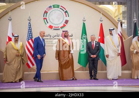 G-D : Le roi de Bahreïn Hamad bin Issa al-Khalifa, le président des États-Unis Joe Biden, le prince héritier saoudien Mohammed ben Salman (ou MBS), le roi de Jordanie Abdullah II, l'émir cheikh du Qatar Tamim bin Hamad al-Thani posent pour une photo de famille lors du « Sommet sur la sécurité et le développement » qui s'est tenu à Djeddah, en Arabie Saoudite, sur 16 juillet 2022. Photo de Balkis Press/ABACAPRESS.COM Banque D'Images