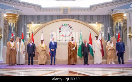 G-D : Vice-Premier ministre d'Oman pour les relations internationales Asaad bin Tariq al-Saïd, Président des Émirats arabes Unis Sheikh Mohamed bin Zayed al Nahyan (ou MBZ), Président de l'Égypte Abdel Fattah al-Sisi, Roi de Bahreïn Hamad bin Issa al-Khalifa, Président des États-Unis Joe Biden, Prince héritier saoudien Mohammed ben Salman (ou MBS), Roi Abdullah II de Jordanie L'émir cheikh Tamim bin Hamad al-Thani du Qatar, le prince héritier koweïtien Meshal al-Ahmad al-Jaber al-Sabah, et le Premier ministre irakien Mustafa al-Kadhimi posent pour une photo de famille lors du « Sommet sur la sécurité et le développement » qui s'est tenu à Djeddah, en Arabie saoudite, sur 16 juillet 2022. Photo Banque D'Images