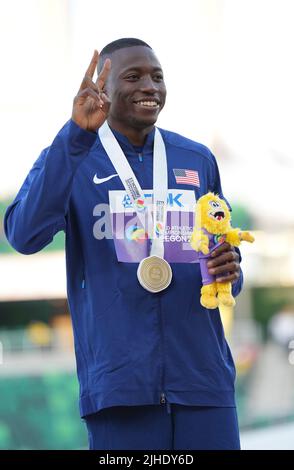 Eugene, États-Unis. 17th juillet 2022. Grant Holloway, médaillé d'or des États-Unis, pose pour des photos lors de la cérémonie de remise des haies 110m hommes aux Championnats du monde d'athlétisme Oregon22 à Eugene, Oregon, États-Unis, 17 juillet 2022. Crédit : Wang Ying/Xinhua/Alay Live News Banque D'Images