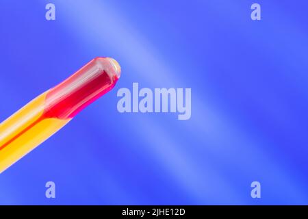 Ampoule de thermomètre à encre rouge en verre sur fond de couleur. Pour la vague de chaleur de l'été 202,32 au Royaume-Uni, temps chaud, températures élevées, chaleur intense, mercure en hausse. Banque D'Images