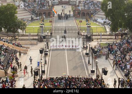 Amritsar, Punjab, Inde - 20 mai 2022: Une foule s'est rassemblée à la frontière de l'inde et du Pakistan à l'attari wagah pour assister à la cérémonie de descente du drapeau Banque D'Images