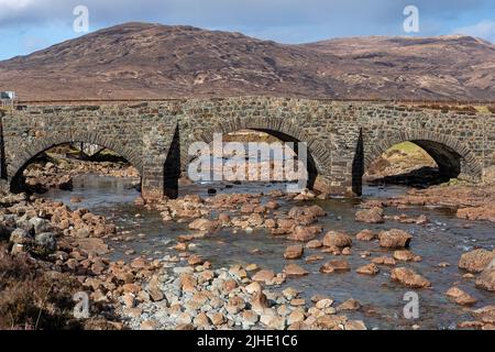 Le vieux pont de Sligachan entouré de certains des paysages les plus insolites de l'île : le désert des montagnes de Cuillin, île de Skye, Écosse Banque D'Images