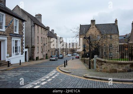 Vue sur la rue historique Broad Street, l'une des plus anciennes routes d'Écosse, qui relie la région du château à la partie inférieure de la ville Banque D'Images