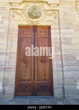 Grande porte en bois avec ornements encadrés de grès. Porte d'entrée de la cathédrale de Sankt Blasien. Forêt noire Banque D'Images