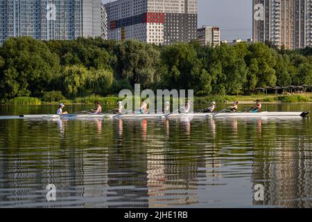 Moscou, Russie - 08 juillet 2022: De jeunes athlètes sont engagés dans l'aviron. Photo de haute qualité Banque D'Images