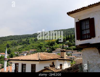 Vieilles maisons grecques désertes et mosquée de Sirince à Izmir, Turquie Banque D'Images