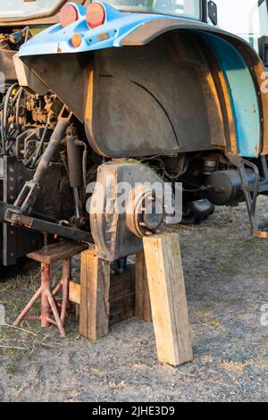 Gros plan d'un changement de roue sur un tracteur Banque D'Images