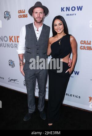 Beverly Hills, États-Unis. 17th juillet 2022. BEVERLY HILLS, LOS ANGELES, CALIFORNIE, États-Unis - JUILLET 17 : l'acteur britannique Oliver Trevena et l'actrice/chanteuse américaine Vanessa Hudgens arrivent à l'événement caritatif No Kid Hungry x Cali Cares organisé à Spago on 17 juillet 2022 à Beverly Hills, Los Angeles, Californie, États-Unis. (Photo de Xavier Collin/image Press Agency) Credit: Image Press Agency/Alay Live News Banque D'Images