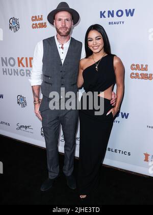 Beverly Hills, États-Unis. 17th juillet 2022. BEVERLY HILLS, LOS ANGELES, CALIFORNIE, États-Unis - JUILLET 17 : l'acteur britannique Oliver Trevena et l'actrice/chanteuse américaine Vanessa Hudgens arrivent à l'événement caritatif No Kid Hungry x Cali Cares organisé à Spago on 17 juillet 2022 à Beverly Hills, Los Angeles, Californie, États-Unis. (Photo de Xavier Collin/image Press Agency) Credit: Image Press Agency/Alay Live News Banque D'Images