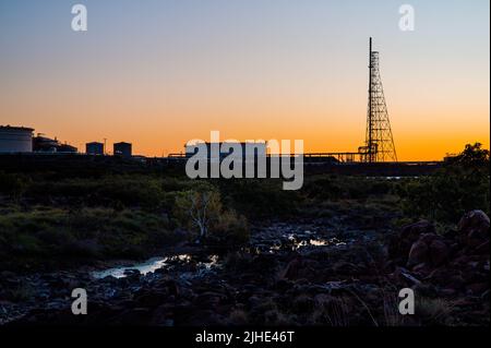 Usine de traitement du pétrole et du gaz du plateau nord-ouest de l'Australie occidentale sur la péninsule de Burrup Banque D'Images