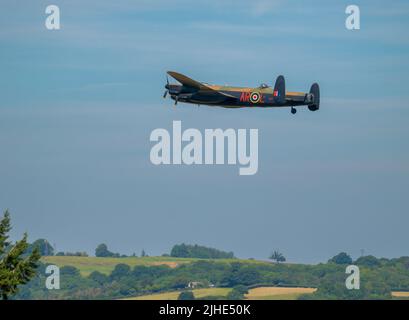 Un avion Avro Lancaster exécutant un flycast commémoratif de la bataille d'Angleterre Banque D'Images