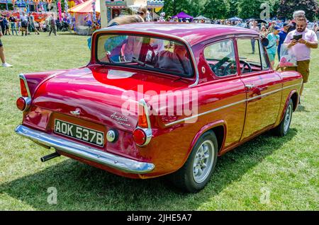 Vue arrière d'une voiture classique Ford Anglia 1964 en rouge au Berkshire Motor show à Reading, Royaume-Uni Banque D'Images