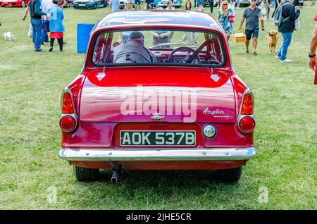 Vue arrière d'une voiture classique Ford Anglia 1964 en rouge au Berkshire Motor show à Reading, Royaume-Uni Banque D'Images