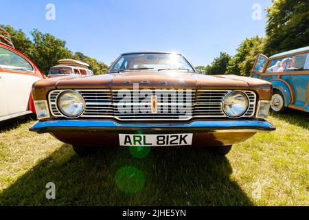 Vue avant grand angle de la calandre classique brun métallique vintage 1970s 1971 Ford Cortina 1300L Banque D'Images